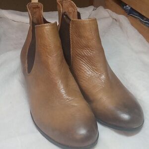 Vince camuto light brown ankle boots size 7.5
